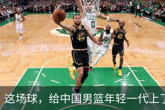 这场球，给中国男篮年轻一代上了沉重一课！期待小伙子们调整状态，铜牌战全力以赴！